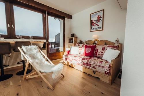 Apartment with furnished balcony & views of the surrounding countryside