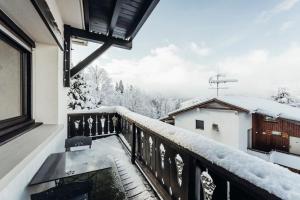 Apartment with furnished balcony & views of the surrounding countryside