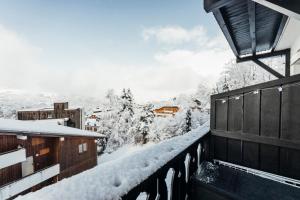 Apartment with furnished balcony & views of the surrounding countryside