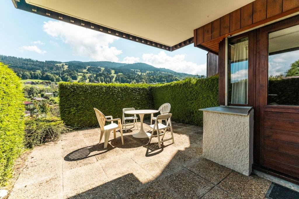 Appartement Apartment with furnished terrace & tennis court classified 1 stars 183 Route de la Carrière 74120 Demi-Quartier