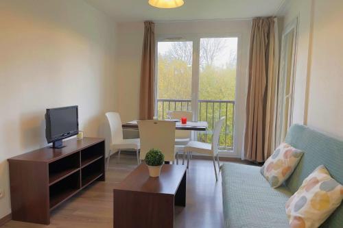 Apartment with pool in the heart of Équemauville