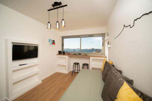 Apartment with sea view 50m from the beach