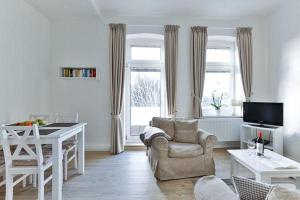 App-6-mit-Suedbalkon-in-strandnaher-Lage-Baederstil-Villa-in-Wenningstedt-Sylt