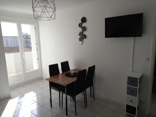 Appart 2/4 pers proche centre avec Balcon, Parking