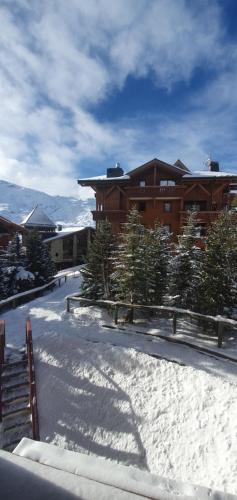 Appart 3 pièces pour 5 à 7 personnes ski au pieds dans résidence avec Piscine
