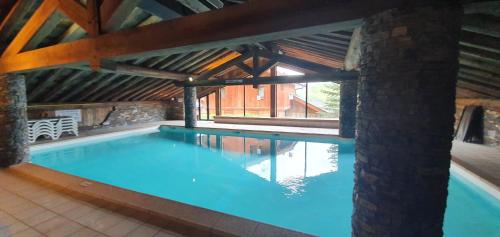 Appart 3 pièces pour 5 à 7 personnes ski au pieds dans résidence avec Piscine