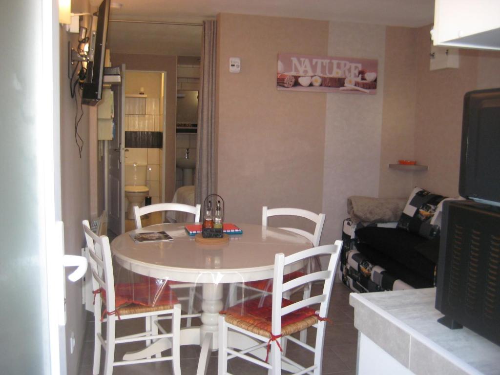 Appart CLIM , WIFI, PLAGE 200 mètres