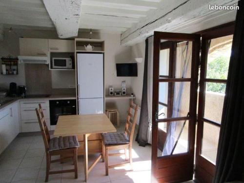 Appart meublé tout confort, balcon, piscine et vue, Viens, Luberon