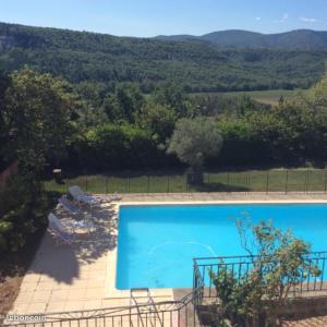 Appart meublé tout confort, balcon, piscine et vue, Viens, Luberon