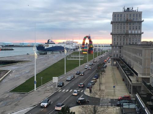 APPART. PERRET VUE PANORAMIQUE MER-PORT et CATENE
