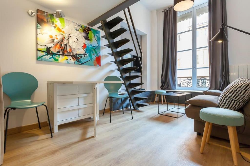 Appart Touriste 9 Place Tobie Robatel, 69001 Lyon