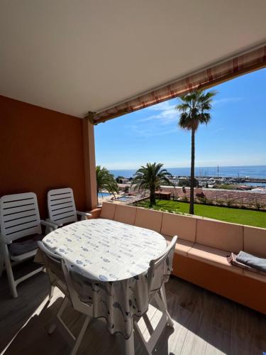 Appartamento con vista mare e piscina