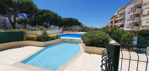 Appartement 1ère ligne VUE PORT avec balcon, piscine