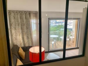 Appartement 1ère ligne VUE PORT avec balcon, piscine