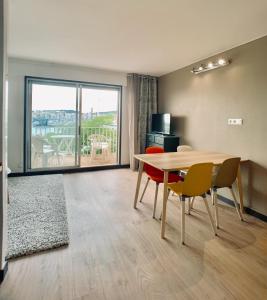 Appartement 1ère ligne VUE PORT avec balcon, piscine