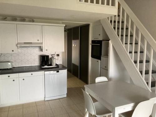 Appartement 2 chambres avec piscine face à la mer à La Coudouliere