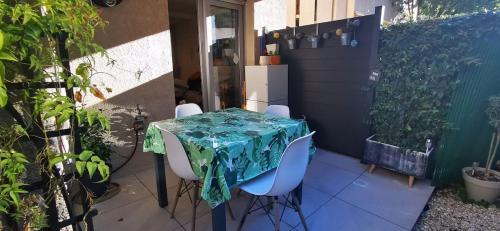 Appartement 2 pièces avec parking privé, terrasse et piscine partagée