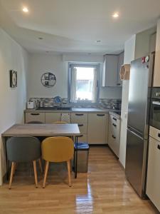Appartement 2 pièces avec parking privé, terrasse et piscine partagée