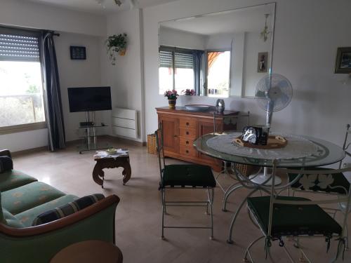 Appartement 2 pièces , climatisé, avec piscine agréable dans la résidence