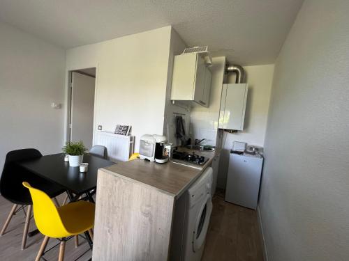 Appartement 2 pièces en rez de jardin avec parking et piscine