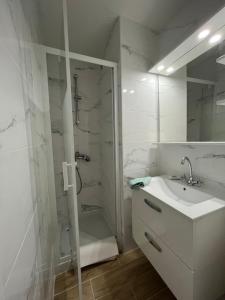 Appartement 2 pièces en rez de jardin avec parking et piscine