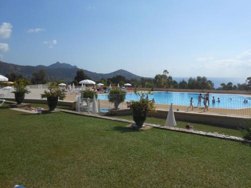 APPARTEMENT 2P MAGNIFIQUE VUE MER PANORAMIQUE, ESTEREL ET ILE D'OR, TERRASSE SUD ACCES PISCINESi