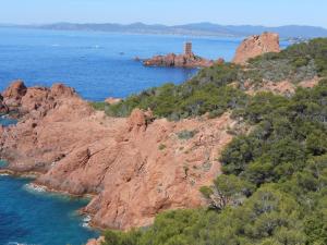 APPARTEMENT 2P MAGNIFIQUE VUE MER PANORAMIQUE, ESTEREL ET ILE D'OR, TERRASSE SUD ACCES PISCINESi