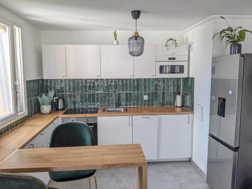 Appartement 3 pièces avec parking couvert gratuit.
