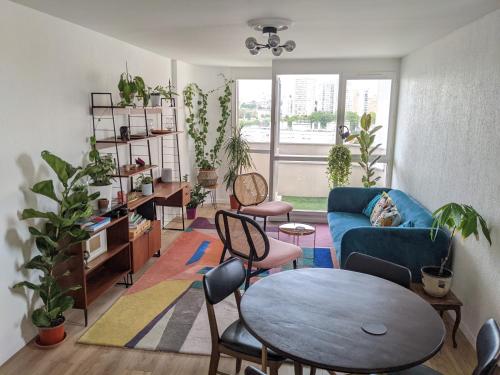 Appartement 3 pièces avec parking couvert gratuit.