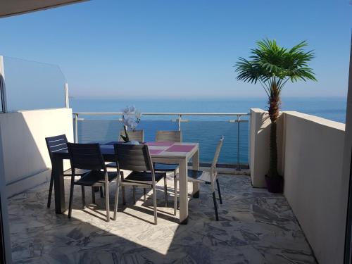 Appartement 3 pièces Nice Promenade des anglais dernier étage vue mer solarium