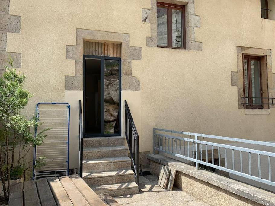 Appartement 4 personnes, 1 chambre, terrasse, Wifi, proche du centre Appartement N°2, 1er étage 122 Rue de Quaire, 63150 La Bourboule