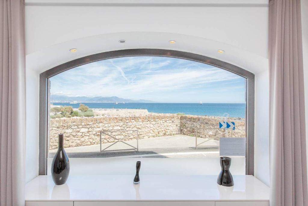 appartement 4 personnes vue mer remparts Antibes 2 Promenade Amiral de Grasse, 06600 Antibes