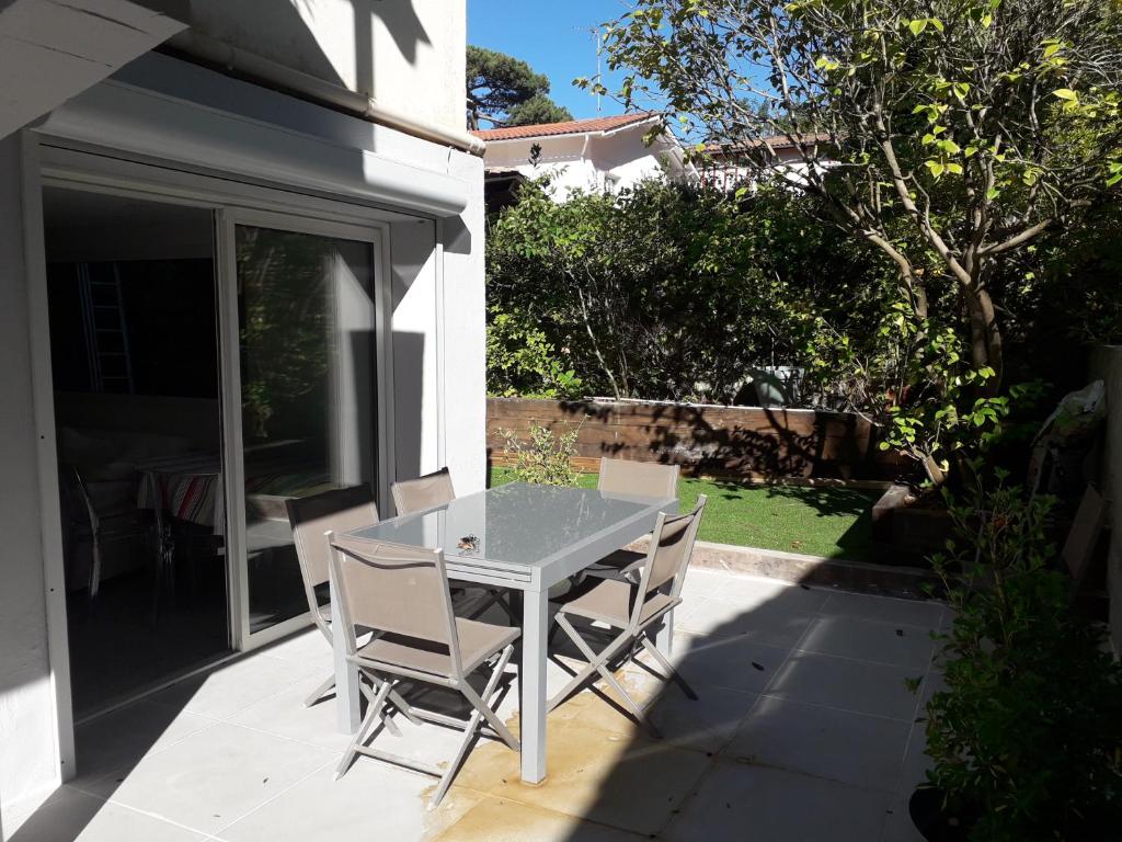 Appartement 6 Pers avec 2 Chambres cour et jardinet privatifs 64 bis avenue guy de maupassant, 33120 Arcachon