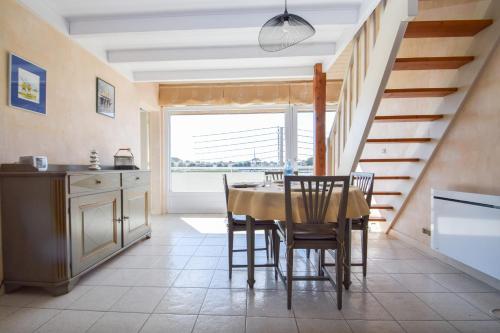 Appartement 6 pers proche plage 150m vue mer box voiture