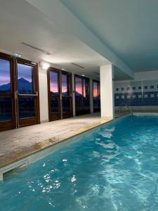 Appartement 6 places aux pieds des pistes avec piscine, wifi et parking privé PMR