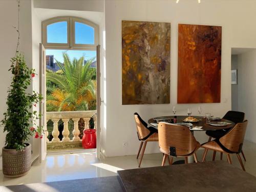 Appartement à la Roquette, dans l'Hotel de Divonne, classé.