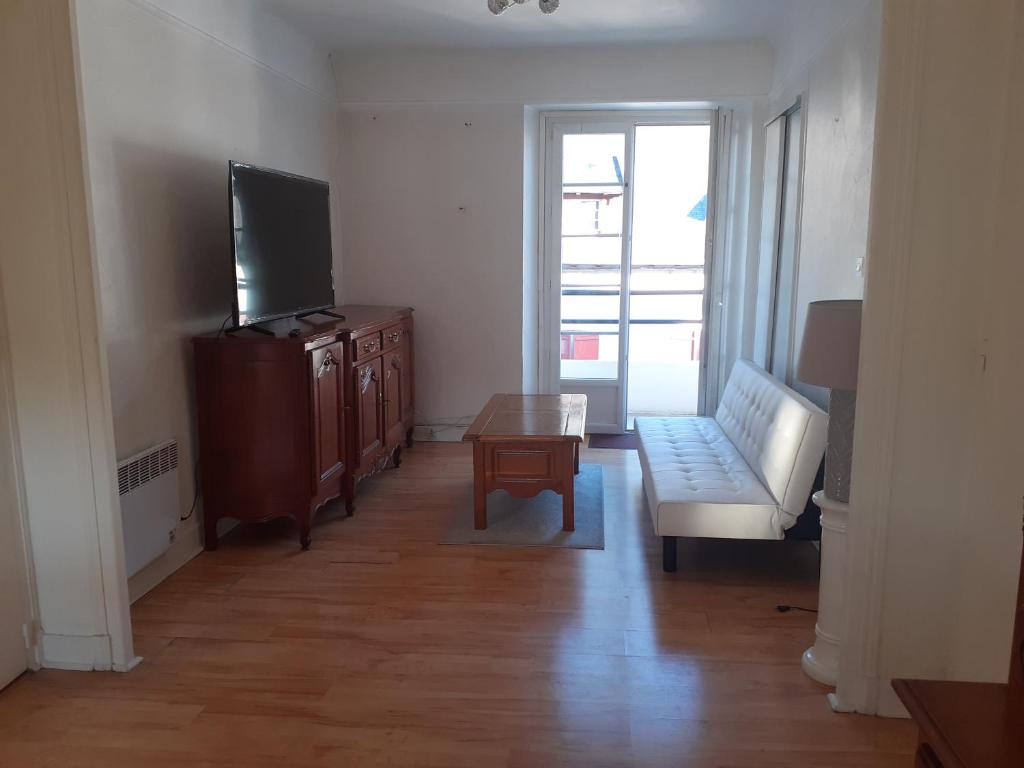 Appartement Appartement ALBERT App 2 2ème étage 7 Rue Victor Hugo 64130 Mauléon-Licharre