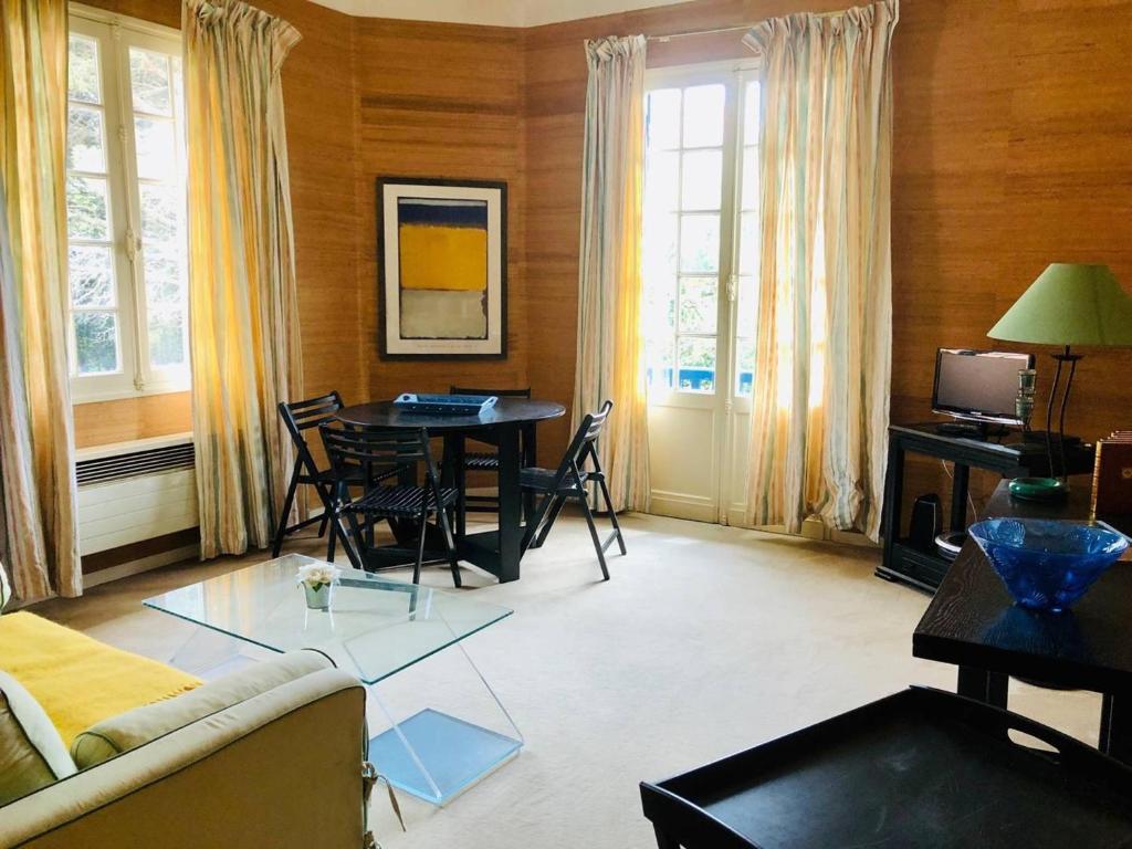 Appartement Arcachon, 2 pièces, 4 personnes - FR-1-433-71 26, avenue Sainte-Marie 1er étage, face aux escaliers, 33120 Arcachon