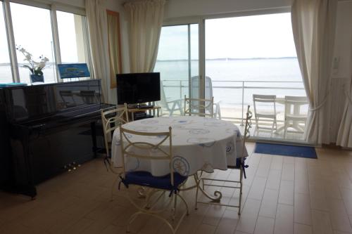 Appartement ARCACHON Perreire Premiere ligne les pieds dans l eau vue magnifique sur le bassin