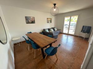 Appartement au cœur du Brusc avec jardin