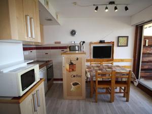 Appartement Auris, 1 pièce, 4 personnes - FR-1-297-301