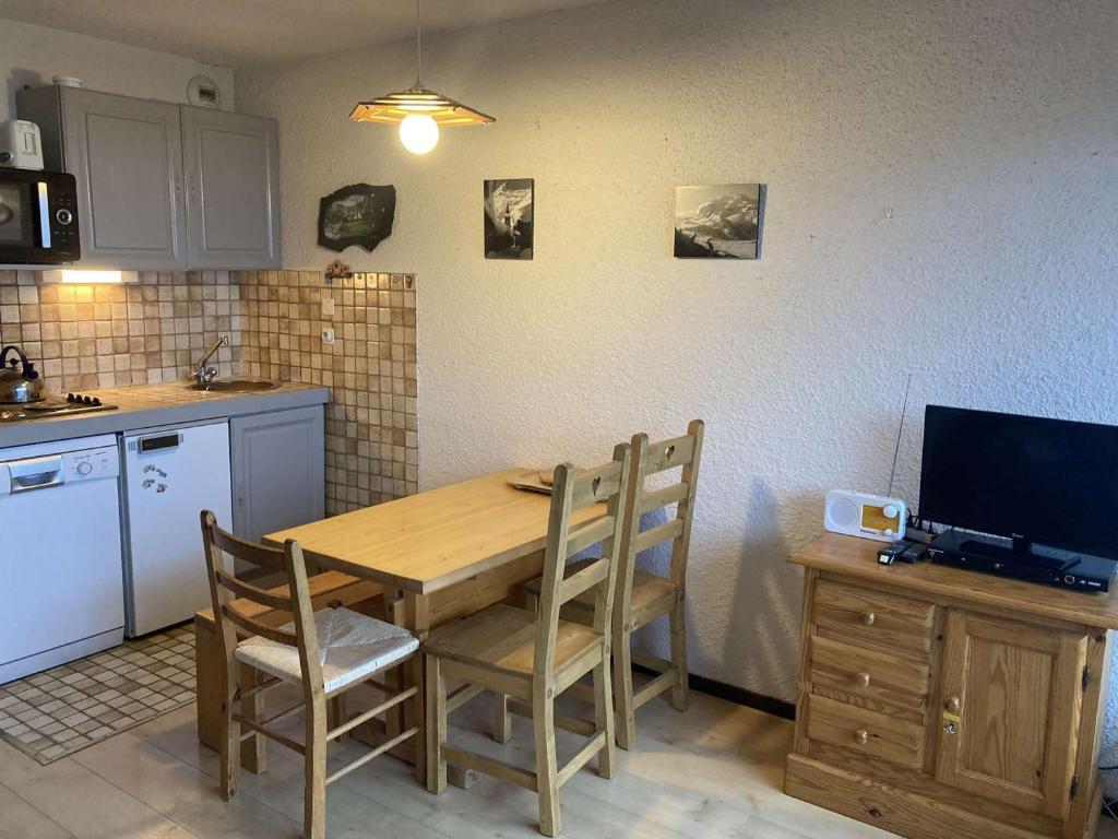 Appartement Appartement Auris, 1 pièce, 4 personnes - FR-1-297-324 7 PLACE DES ECRINS APPARTEMENT 35 - Niveau 3 38142 Auris