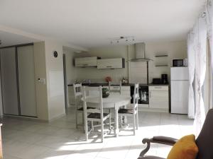 appartement avec balcon terrasse plein sud proche lac et centre ville wifi