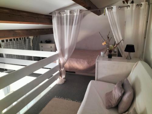 Appartement avec balcon vue mer, garrigue et accès piscine