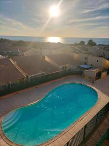Appartement avec balcon vue mer, garrigue et accès piscine