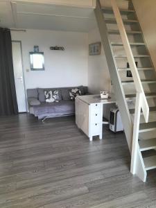 Appartement avec balcon vue mer, garrigue et accès piscine