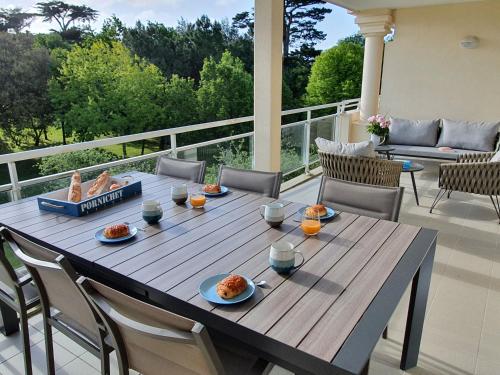 Appartement avec grande terrasse dans un magnifique parc à 5 minutes de la plage