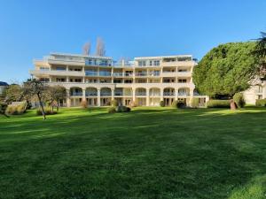 Appartement avec grande terrasse dans un magnifique parc à 5 minutes de la plage
