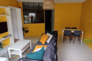 Appartement avec parking et jardin privé.