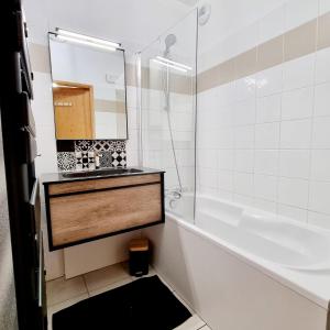 Appartement avec piscine & jardin pied de la télécabine